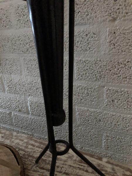 Grote foto prachtige staande metalen kasteelfakkel met kroon tuin en terras tuindecoratie