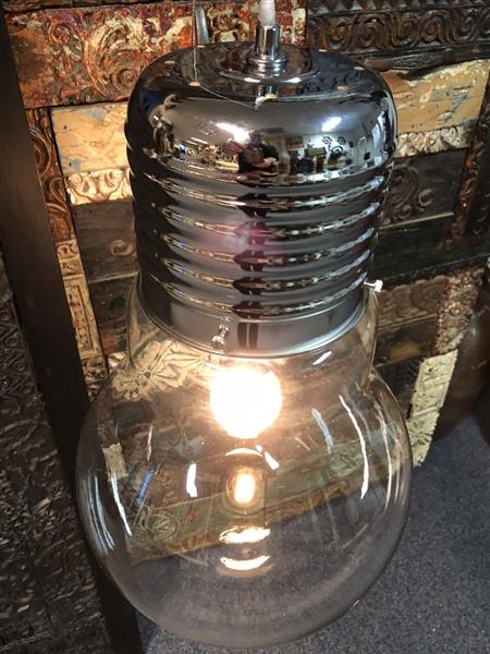 Grote foto hanglamp in de vorm van een hele grote gloeilamp zeer mooi om te zien. tuin en terras verlichting