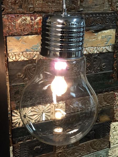 Grote foto hanglamp in de vorm van een hele grote gloeilamp zeer mooi om te zien. tuin en terras verlichting