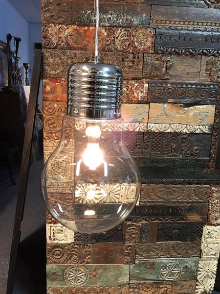 Grote foto hanglamp in de vorm van een hele grote gloeilamp zeer mooi om te zien. tuin en terras verlichting