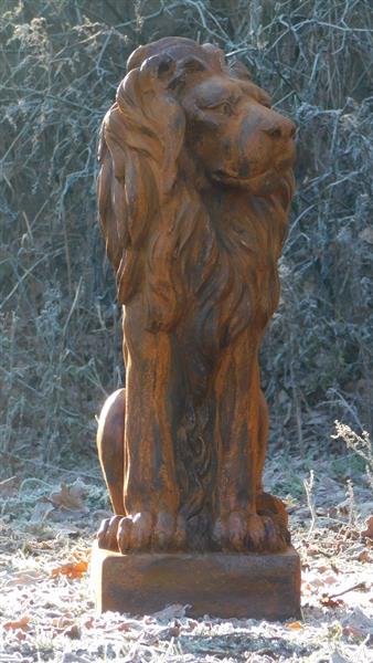 Grote foto zittende leeuw polystone links kijkend oxide tuin en terras tuindecoratie