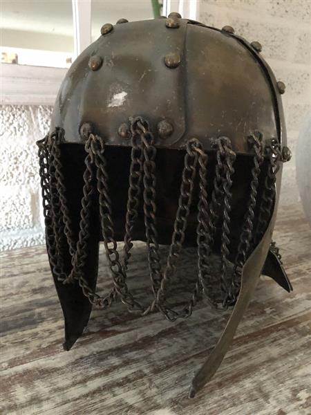 Grote foto ridderhelm koper groen met oor beschermers oud staat tuin en terras tuindecoratie