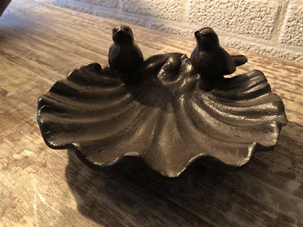 Grote foto vogelbad gietijzer met 2 vogels tuin en terras tuindecoratie