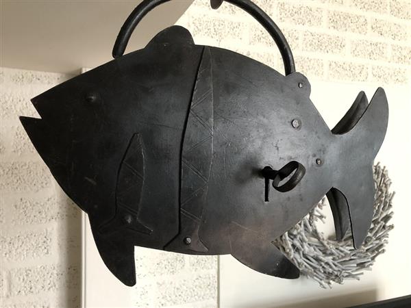 Grote foto groot metalen vintage old look slot in de vorm van een grote vis geweldig en uniek doe het zelf en verbouw materialen en producten