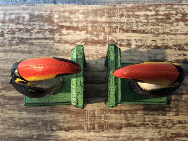 Grote foto boekensteunenset gietijzer toukan in prachtige kleurstelling. . tuin en terras tuindecoratie