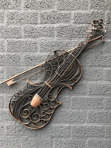 Grote foto prachtige smeedijzeren viool voor aan de tuinmuur of binnen als wanddecoratie tuin en terras tuindecoratie