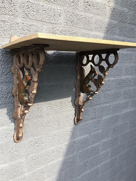 Grote foto mooie set schap dragers hangers eekhoorn motief gietijzer kleur tuin en terras overige tuin en terras