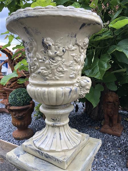 Grote foto zeer forse en zware bloempot vaas op forse sokkel uit vol steen zandsteen gelb zwart grijs met engel tuin en terras overige tuin en terras