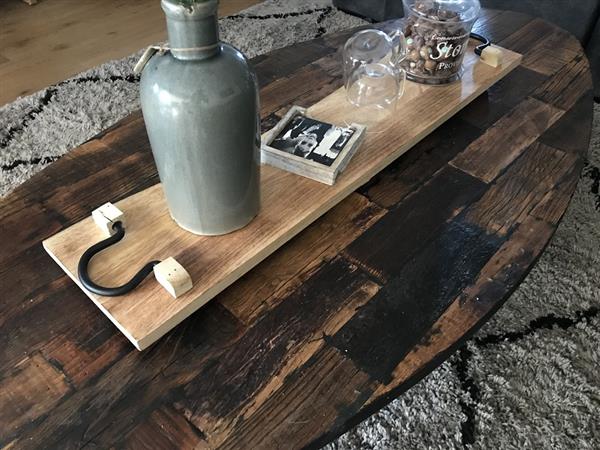 Grote foto rustieke snijplank keukenplank gemaakt van massief hout dienblad met metalen handvaten huis en inrichting woningdecoratie