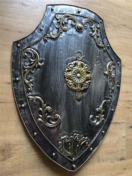 Grote foto prachtig mooi metalen schild met messing gekleurde ornamenten kasteelstijl geweldig. huis en inrichting woningdecoratie
