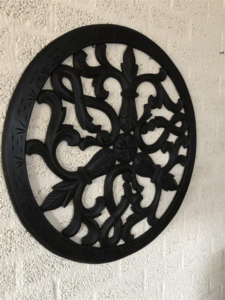 Grote foto wandornament rond sier gesneden zwart bruin fraai tuin en terras tuindecoratie