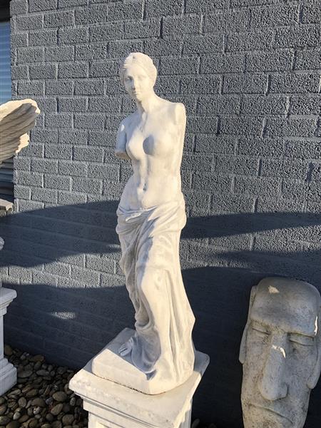 Grote foto prachtig stenen beeld van venus van milo op sokkel een bekend en fraai beeld. tuin en terras tuindecoratie
