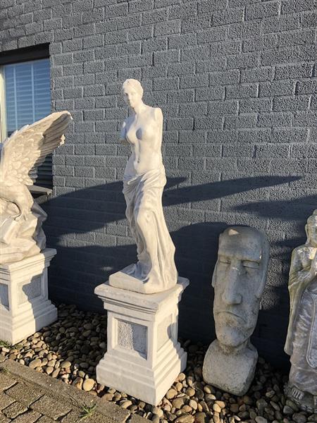 Grote foto prachtig stenen beeld van venus van milo op sokkel een bekend en fraai beeld. tuin en terras tuindecoratie