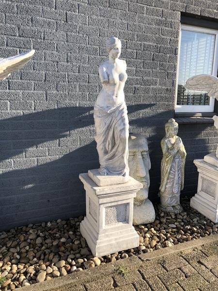 Grote foto prachtig stenen beeld van venus van milo op sokkel een bekend en fraai beeld. tuin en terras tuindecoratie