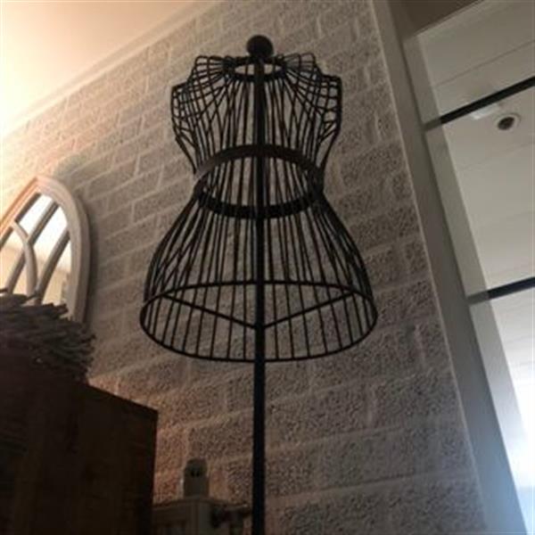 Grote foto elegante mannequin dressqueen staal dames buste tuin en terras tuindecoratie