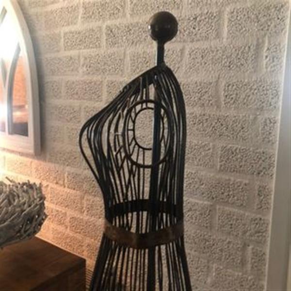 Grote foto elegante mannequin dressqueen staal dames buste tuin en terras tuindecoratie