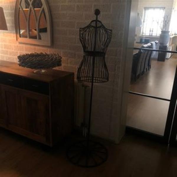 Grote foto elegante mannequin dressqueen staal dames buste tuin en terras tuindecoratie