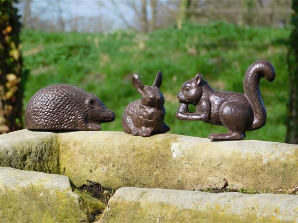 Grote foto beeldje konijn bruin gietijzer tuin en terras tuindecoratie