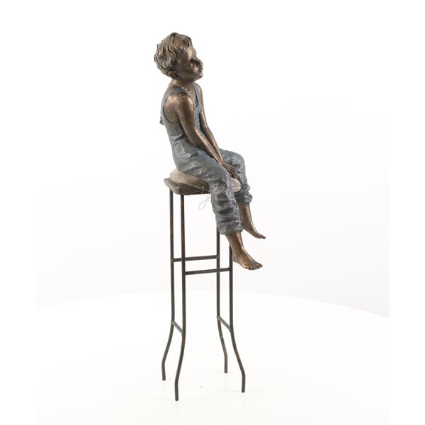 Grote foto beeld polystone van een kleine jonge op stoel tuin en terras tuindecoratie