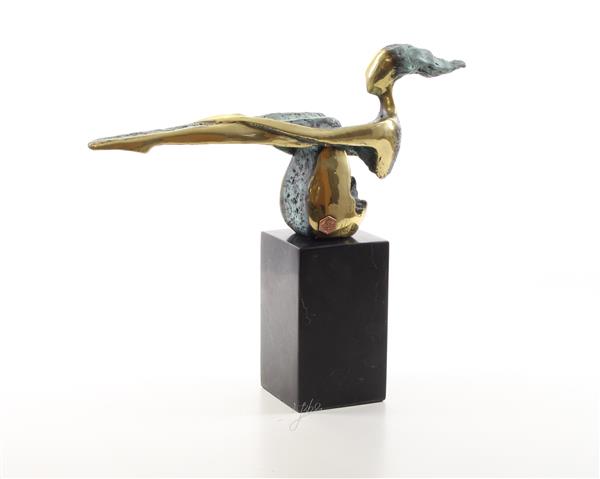 Grote foto een bronzen beeld sculptuur van een naakte vrouw zittend tuin en terras tuindecoratie