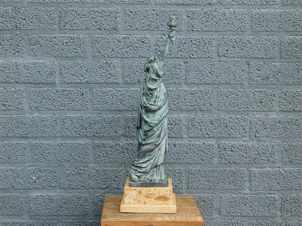 Grote foto een bronzen beeld sculptuur van the statue of liberty tuin en terras tuindecoratie