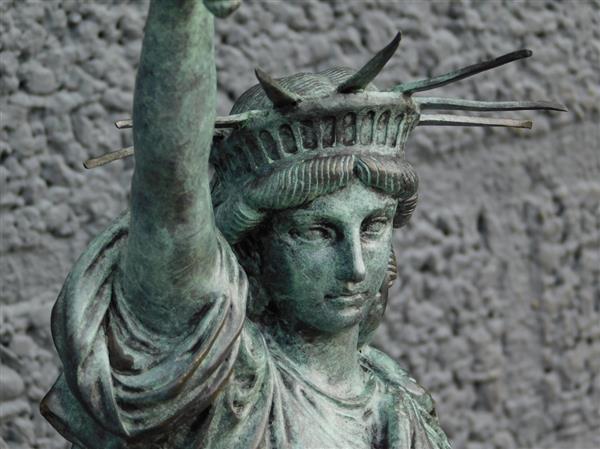 Grote foto een bronzen beeld sculptuur van the statue of liberty tuin en terras tuindecoratie