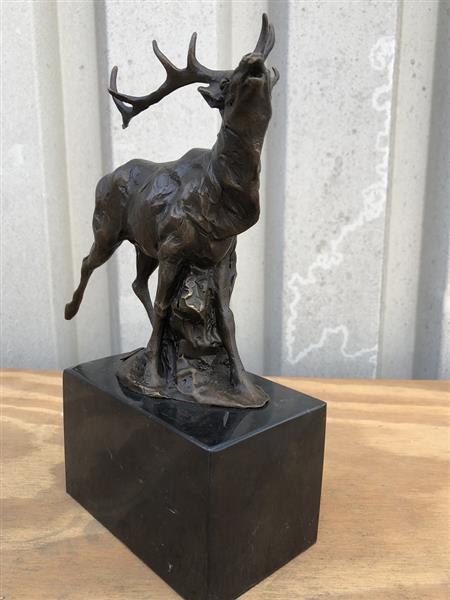 Grote foto een bronzen beeld sculptuur van een hert tuin en terras tuindecoratie