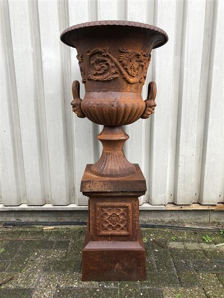 Grote foto zware gietijzeren tuinvaas gietijzer op gietijzeren sokkel zeer fraai en prachtig ontwerp. tuin en terras overige tuin en terras