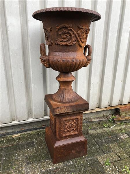 Grote foto zware gietijzeren tuinvaas gietijzer op gietijzeren sokkel zeer fraai en prachtig ontwerp. tuin en terras overige tuin en terras
