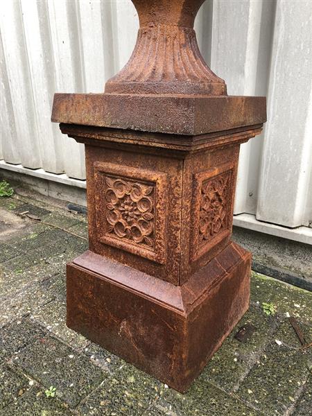 Grote foto zware gietijzeren tuinvaas gietijzer op gietijzeren sokkel zeer fraai en prachtig ontwerp. tuin en terras overige tuin en terras