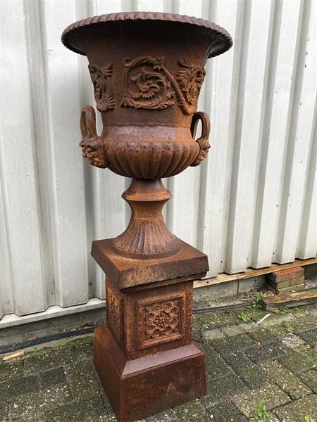 Grote foto zware gietijzeren tuinvaas gietijzer op gietijzeren sokkel zeer fraai en prachtig ontwerp. tuin en terras overige tuin en terras