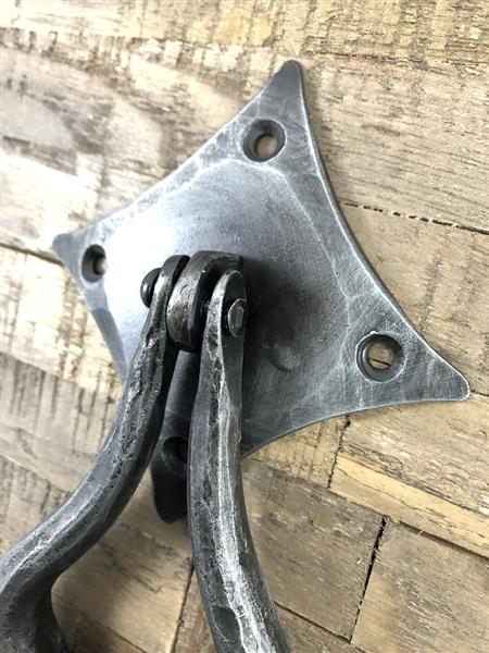 Grote foto fraai ontwerp is deze deurklopper smeedijzer voor op de rustieke houten deur. doe het zelf en verbouw materialen en producten