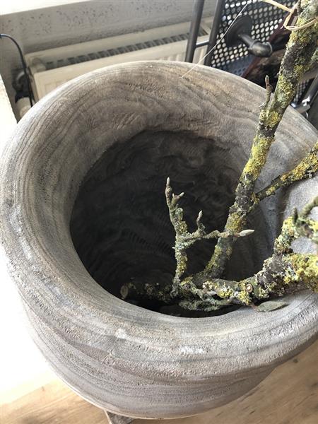 Grote foto prachtige forse houten vaas pot in de kleur grijs. tuin en terras tuindecoratie