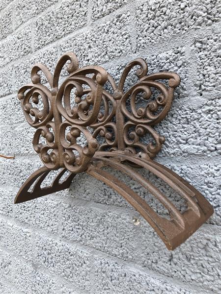 Grote foto water tuin slanghouder gietijzer vlinder bruin. tuin en terras tuindecoratie