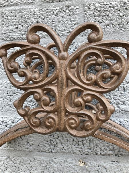 Grote foto water tuin slanghouder gietijzer vlinder bruin. tuin en terras tuindecoratie