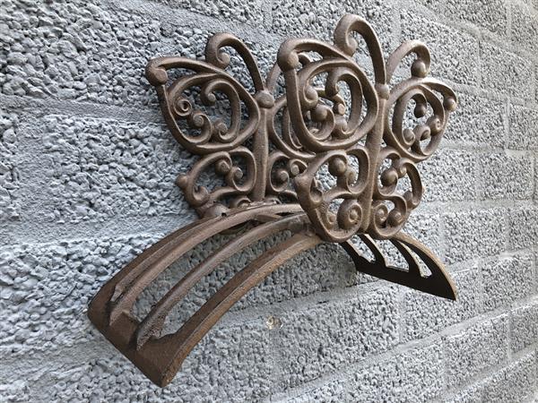 Grote foto water tuin slanghouder gietijzer vlinder bruin. tuin en terras tuindecoratie