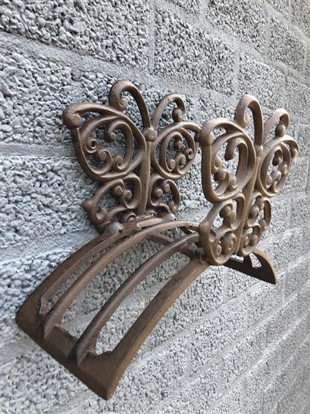 Grote foto water tuin slanghouder gietijzer vlinder bruin. tuin en terras tuindecoratie