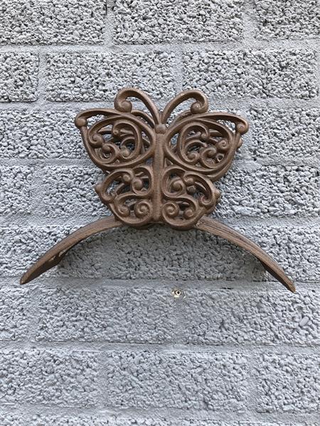 Grote foto water tuin slanghouder gietijzer vlinder bruin. tuin en terras tuindecoratie