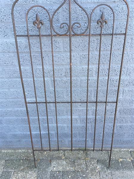 Grote foto prachtig sierhekwerk metaal met 2 x tuinsteek echt fraai tuin en terras hekken en schuttingen