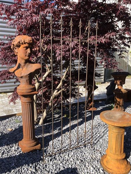 Grote foto prachtig sierhekwerk met franse lelie metaal met 2 x tuinsteek echt mooi tuin en terras hekken en schuttingen