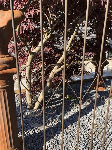 Grote foto prachtig sierhekwerk met franse lelie metaal met 2 x tuinsteek echt mooi tuin en terras hekken en schuttingen