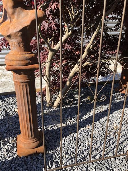 Grote foto prachtig sierhekwerk met franse lelie metaal met 2 x tuinsteek echt mooi tuin en terras hekken en schuttingen