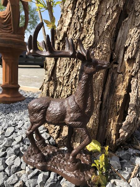 Grote foto prachtig mooi gietijzeren hert op stand. tuin en terras tuindecoratie