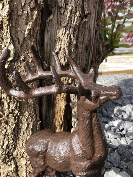 Grote foto prachtig mooi gietijzeren hert op stand. tuin en terras tuindecoratie