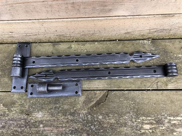 Grote foto prachtig zwaar smeedwerk degelijke sierlijke grote set hengen top kwaliteit doe het zelf en verbouw materialen en producten