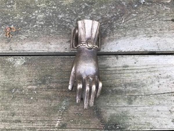 Grote foto grote deurklopper in de vorm van een hand van zwaar messing uniek stuk doe het zelf en verbouw materialen en producten