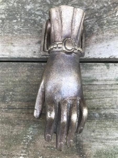 Grote foto grote deurklopper in de vorm van een hand van zwaar messing uniek stuk doe het zelf en verbouw materialen en producten