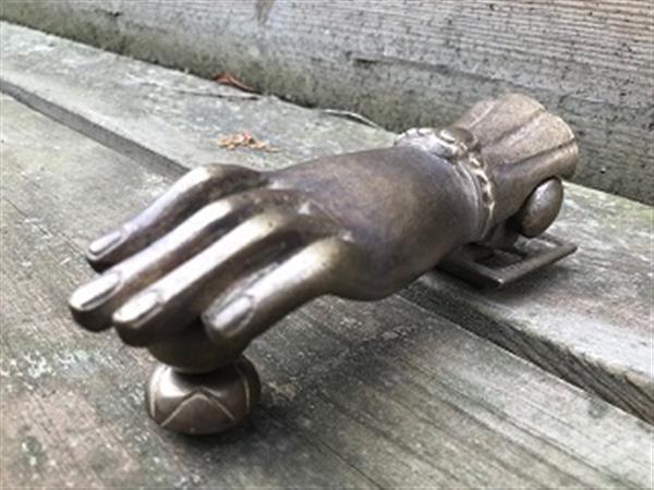 Grote foto grote deurklopper in de vorm van een hand van zwaar messing uniek stuk doe het zelf en verbouw materialen en producten