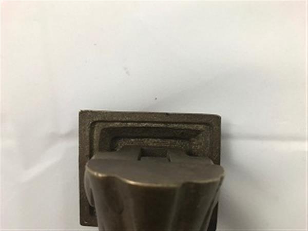 Grote foto grote deurklopper in de vorm van een hand van zwaar messing uniek stuk doe het zelf en verbouw materialen en producten