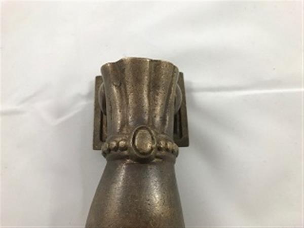 Grote foto grote deurklopper in de vorm van een hand van zwaar messing uniek stuk doe het zelf en verbouw materialen en producten